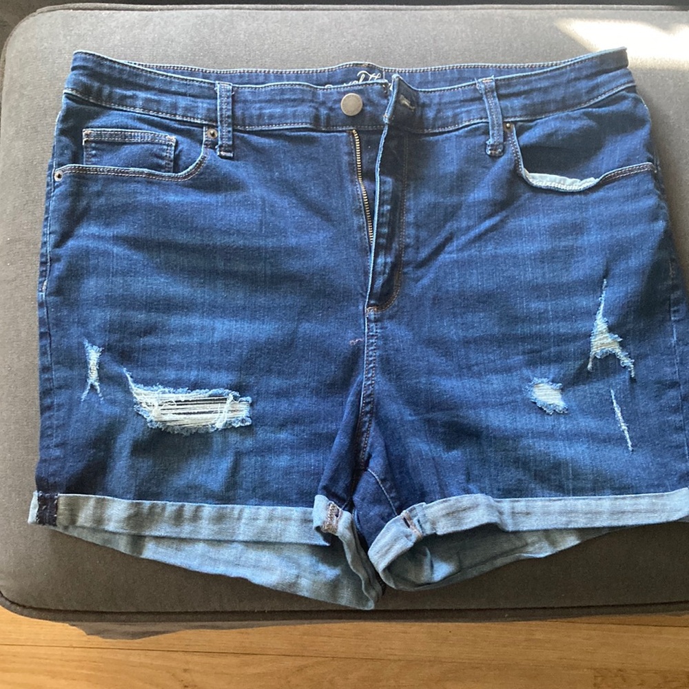 Like new Universal Thread high rise midi denim shorts size 18W